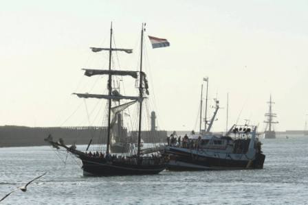 Lors de la parade, le harenguier Iris et le chalutier Marmouset, un résumé de l'histoire de la pêche boulonnaise